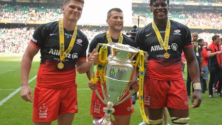 Owen Farrell (à gauche) et Maro Itoje (à droite) n'en finissent plus de soulever des trophées sous le maillot des Saracens ces dernières années. (JOE TOTH / BACKPAGE IMAGES LTD)