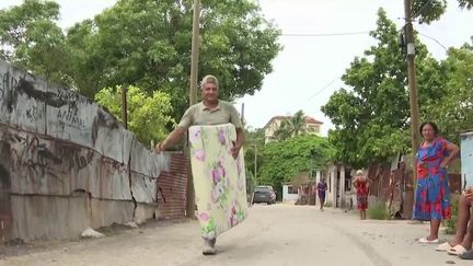 Les États-Unis et Cuba se préparent à l’arrivée de l’ouragan Ian sur leur sol. En Floride, aux États-Unis, les habitants font des réserves. (FRANCE 2)