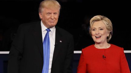 Le républicain Donald Trump et la démocrate Hillary Clinton, candidats à la Maison Blanche, lors du premier débat présidentiel à Hempstead (New York), le 26 septembre 2016. (DAVID GOLDMAN / AP / SIPA)