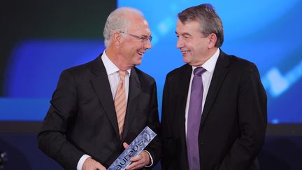 Franz Beckenbauer (&agrave; gauche) et Wolfgang Niersbach le 11 novembre 2013 &agrave; Kitzbuehel (Autriche). Ils &eacute;taient au courant de l'existence d'une caisse noire servant &agrave; acheter le Mondial 2006 selon "Der Spiegel" du 17 octobre 2015. (TOBIAS HASE / DPA / AFP)