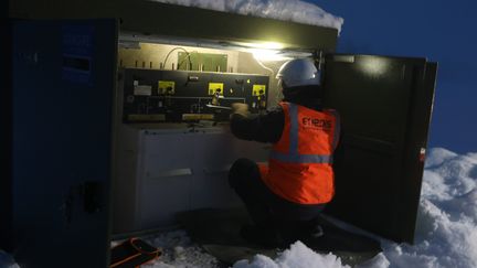 Un membre d'Enedis intervient à Peyrus (Rhône-Alpes), le 15 novembre 2019. (STEPHANE MARC / MAXPPP)