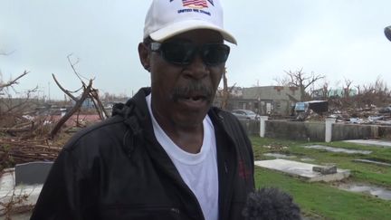 Bruce Makintosh, dans le cimetière familial sur l'île d'Abaco, le 15 septembre aux Bahamas. (FRANCEINFO / RADIOFRANCE)