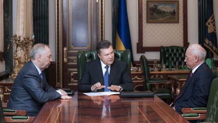 Le pr&eacute;sident ukrainien Viktor Ianoukovich (C), avec son premier ministre (D) et le pr&eacute;sident du Parlement,le 22 d&eacute;cembre 2013 &agrave; Kiev.&nbsp; (ANDREI MOSIENKO / AFP)