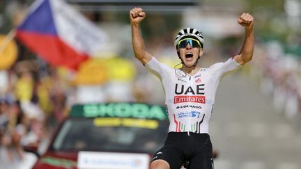 Tadej Pogacar à l'arrivée de la 4e étape du Tour de France, le 2 juillet 2024, à Valloire. (THOMAS SAMSON / AFP)