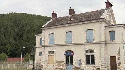 La gare de Deville&nbsp;(Ardennes)&nbsp;ressemble à un musée.&nbsp;Il s'agit pourtant d'une&nbsp;gare abandonnée. (CAPTURE ECRAN FRANCE 3)