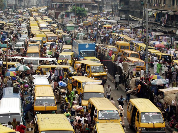 Les embouteillages permanents dans les rues de Lagos, le 22 janvier 2003.&nbsp;&nbsp; (GEORGE ESIRI / X00996)