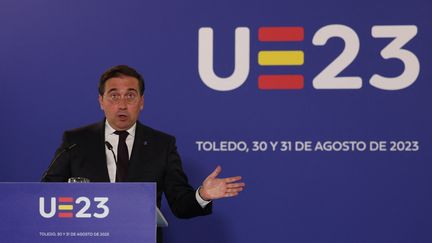 Le ministre espagnol des Affaires étrangères, José Manuel Albares, en conférence de presse à Tolède le 31 août 2023. (PIERRE-PHILIPPE MARCOU / AFP)