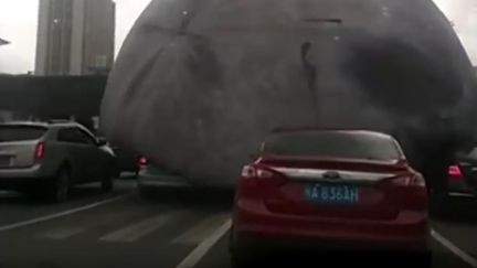 Une lune gonflable géante sème la panique dans une ville chinoise