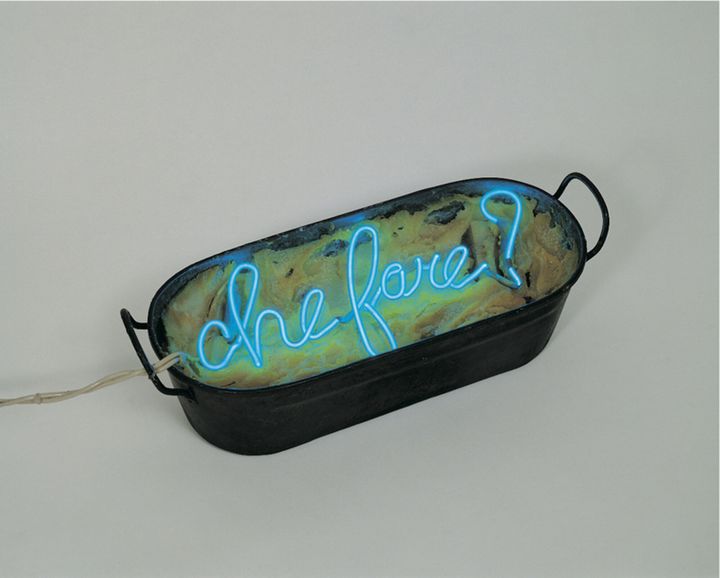 Mario Merz, "Che fare ?", 1968, cire, tube fluorescent dans un récipient métallique. (ADAGP)