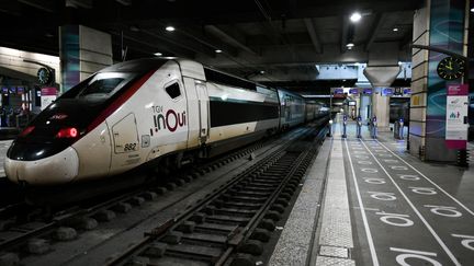 Un TGV en gare Montparnasse, à Paris, le 2 décembre 2022. (STEPHANE DE SAKUTIN / AFP)