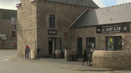 Après 15 ans sans commerce, un village des Côtes-d'Armor revit grâce à l'ouverture d'un bistrot-épicerie. (CAPTURE ECRAN FRANCE 2)