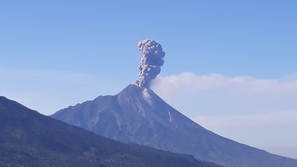 Le mont Merapi, sur l'île de Java (Indonésie), lors de son éruption, le 11 mai 2018. (RAKA RIZKY SAPUTRA / CROWDSPARK)