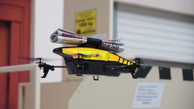 Une photo du groupe La Poste montrant un drone qui porte un journal. (LA POSTE)