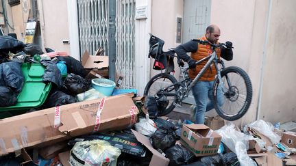 Après douze jours de grève des éboueurs, les poubelles s'accumulent dans les rues d'Avignon, le 12 février 2018. (MAXPPP)