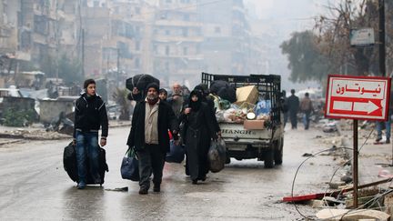 Des habitants fuient&nbsp;les quartiers d'Alep-Est, où sont entrées les forces pro-gouvernementales, le 13 décembre 2016. (ABDALRHMAN ISMAIL / REUTERS)