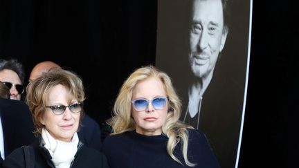 Nathalie Baye (à gauche) et Sylvie Vartan, lors des funérailles de Johnny Hallyday, le 9 décembre 2017 à l'église de la Madeleine, à Paris. (REUTERS)