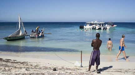 sur la Côte des Arcadins, en décembre 2015. Il s’agit de l’ancien «Club Med», arrêté en 1991 lorsque les troubles politiques ont mis fin au tourisme. «L’Indigo Beach», propriété d’une famille haïtienne, a passé un accord avec Decameron, le leader touristique colombien. Huit millions de dollars ont été investis dans l’agrandissement de l’hôtel et près de 400 emplois créés. L’opérateur français Look Voyages compte emmener 5.000 clients par an.  (Corentin Fohlen)