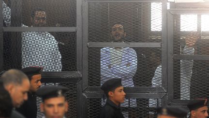 Les activistes la&iuml;ques (de G. &agrave; D.)&nbsp;Mohamed Adel, Ahmed Douma et Ahmed Maher, lors de leur proc&egrave;s au Caire 5Egypte), le 22 d&eacute;cembre 2013. ( AFP)