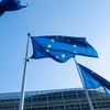 Des drapeaux de l'Union européenne,&nbsp;au siège de la Commission européenne, à Bruxelles (Belgique), au printemps 2021. (MARTIN BERTRAND / HANS LUCAS / AFP)