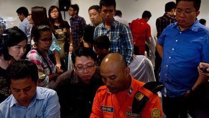 A l'int&eacute;rieur du centre de crise mis en place &agrave; l'a&eacute;roport international&nbsp;de Surabaya, en Indon&eacute;sie, le 29 d&eacute;cembre 2014. (MANAN VATSYAYANA / AFP)