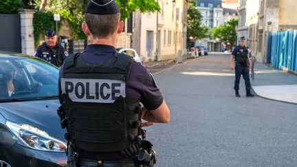 Des policiers contrôlent un véhicule, à Valence (Drôme), le 15 juin 2023. (NICOLAS GUYONNET / HANS LUCAS / AFP)