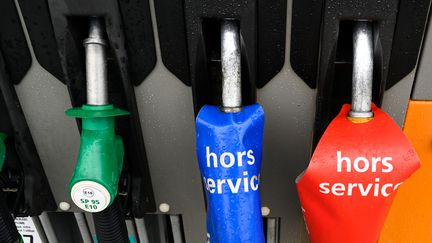 Des pompes à essence hors-service dans un station-service à sec le 1er décembre 2011 à Vern-sur-Seiche. (DAMIEN MEYER / AFP)