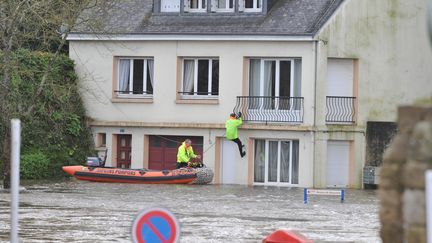 Comme de nombreuses communes du Finist&egrave;re, Quimperl&eacute; est sous les eaux vendredi 7 f&eacute;vrier. Apr&egrave;s le passage de la temp&ecirc;te Qumaira, la La&iuml;ta a envahi les quais, inondant quelque 90 maisons.&nbsp; (FRANK PERRY / AFP)