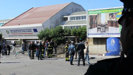 Deux engins explosifs ont &eacute;clat&eacute; devant le lyc&eacute;e Francesca Morvillo Falcone&nbsp;&agrave; Brindisi (sud de l'Italie) samedi 19 mai 2012. (DARIO CARICATO / EPA / MAXPPP)