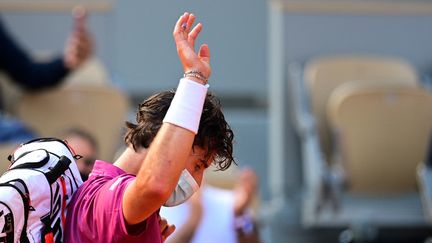 Très déçu, Dominic Thiem a été éliminé dès le premier tour de Roland-Garros, dimanche 30 mai 2021. (MARTIN BUREAU / AFP)