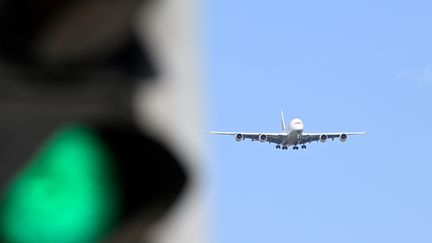 Un avion de la compagnie Emirates&nbsp;à l'approche de l'aéroport d'Heathrow&nbsp;de Londres, le 14 juillet 2020. (DAMIEN MEYER / AFP)