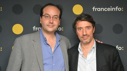 Jules (à gauche) et Gédéon (à droite) Naudet, réalisateurs d'un documentaire sur les attentats du 13 novembre 2015 à Paris. (JEAN-CHRISTOPHE BOURDILLAT / RADIO FRANCE)