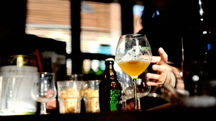 Un homme boit une bi&egrave;re dans une brasserie de Blaringhem (Nord), le 4 octobre 2012. (PHILIPPE HUGUEN / AFP)