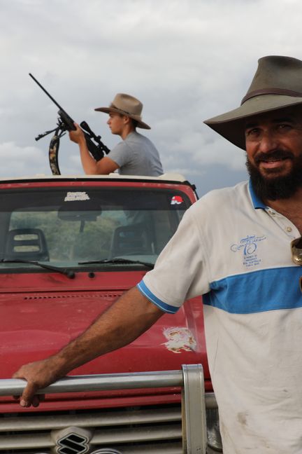 Axel et Valerick Roy dans leur domaine à&nbsp;Bourail en Nouvelle-Calédonie. (ELISE LAMBERT/FRANCEINFO)