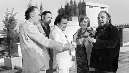 Le cinéaste Marco Ferreri accompagné des acteurs Michel Piccoli, Philippe Noiret, Ugo tognazzi et Andrea Ferreol, après la projection de son film "La Grande Bouffe", le 25 mai 1973, lors du Festival de Cannes.
 (AFP)