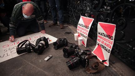 Des journalistes posent leur materiel au sol pour protester contre la mort de leurs confrères au Mexique, à&nbsp;Guadalajara (Mexique), le 14 février 2022. (LEONARDO ALVAREZ HERNANDEZ / GETTY IMAGES SOUTH AMERICA)