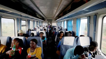 Pour autant, la compagnie d'Etat Kenya Railways a déclaré que la nouvelle ligne avait stimulé les déplacements locaux. Le nombre de passagers a bondi à 1,765 million au cours de l'année 2019, contre 1,239 millions en 2018. Les personnes qui voyageaient autrefois par la route ou les airs ont adopté le rail.&nbsp; &nbsp; (BAZ RATNER/ REUTERS)