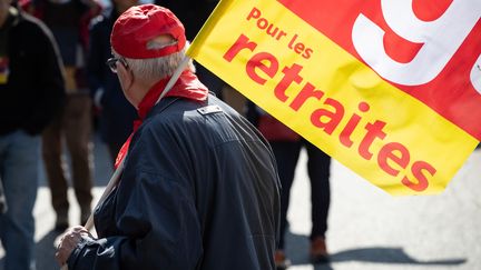 Un homme manifeste avec un drapeau de la CGT, le 11 avril 2019, à Paris. (THOMAS SAMSON / AFP)