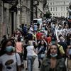 Des piétons, dont certains portent un masque de protection&nbsp;contre&nbsp;le coronavirus, arpentent une rue commerçante à Bordeaux, le 20 juillet 2020. (PHILIPPE LOPEZ / AFP)