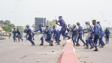 Des policiers font face à des manifestants qui s'opposaient à la nomination contestée&nbsp;d'un nouveau président à la tête de la Commission électorale en RDC (Ceni), le 9 juillet 2020.
 (ARSENE MPIANA / AFP)