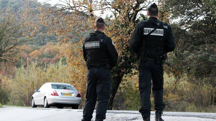 Des gendarmes patrouillent le long d'une route de La Mole, près de Saint-Tropez (Var), le 8 décembre 2015, pour retrouver l'auteur présumé du meurtre d'un policier municipal de Cavalaire-sur-Mer. (JEAN-CHRISTOPHE MAGNENET / AFP)