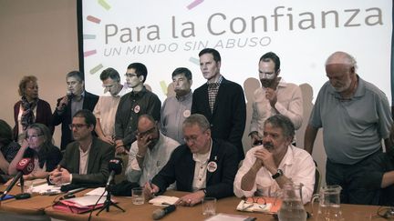 Les responsables de plusieurs associations de victimes de prêtres pédophiles lancent une ONG mondiale, le 15 janvier 2018, à Santiago du Chili. (CHRISTIAN MIRANDA / AFP)