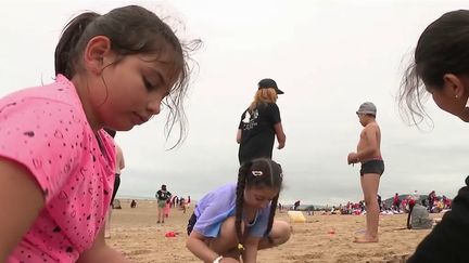 5 000 enfants défavorisés se sont rendus sur les plages de Cabourg avec le Secours populaire, mercredi 18 août. Cette journée des "oubliés des vacances" a lieu tous les ans à l'initiative de l'association.&nbsp;
 (CAPTURE ECRAN FRANCE 2)