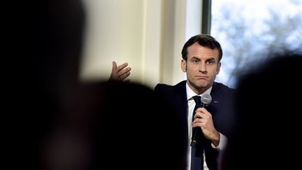 Emmanuel Macron en déplacement à Pau (Pyrénées-Atlantiques), le 14 janvier 2020. (GEORGES GOBET / AFP)