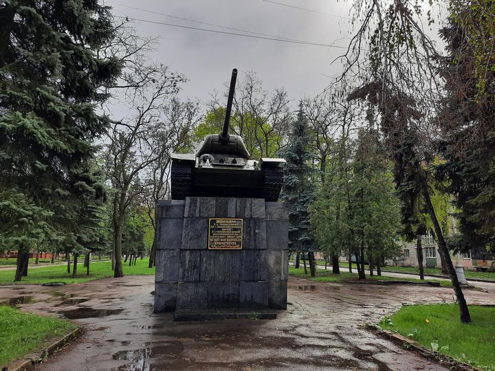 Le char de l’armée rouge, qui libéra la ville des nazis en 1943, pourrait être déboulonnée du coeur de ville de Kramatorks dans l'élan de dérussification de l'Ukraine. (MATHILDE DEHIMI / RADIO FRANCE)