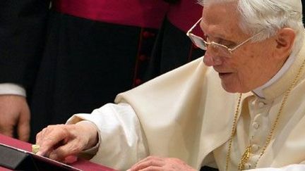 Le pape Benoît XVI envoie son premier message twitter le 12 décembre 2012 au Vatican (AFP PHOTO / VINCENZO PINTO)