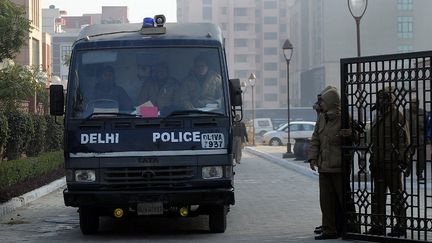 Le v&eacute;hicule transportant cinq des six accus&eacute;s du viol collectif et du meurtre d'une &eacute;tudiante indienne arrive, le 7 janvier 2013, &agrave; un tribunal de New Delhi (Inde).&nbsp; (PRAKASH SINGH / AFP)