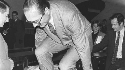 Le 5 décembre 1980, Jacques Chirac, alors maire de Paris, enjambe un portillon du RER. Cette photo sera détournée à de nombreuses reprises, notamment pour illustrer la fraude dans le métro. (JEAN-CLAUDE DELMAS / AFP)