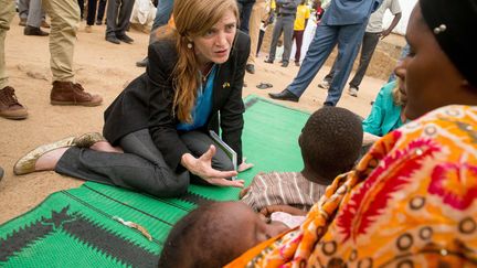 Samantha Power, le 18 avril 2016, lors de sa visite à&nbsp;Mokolo (Cameroun).&nbsp; (ANDREW HARNIK/AP/SIPA / AP)