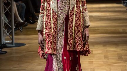 Fondée en 2000, HSY est l’une des maisons de mode Pakistanaise la plus influente du pays. Hassan Sherheryar Yasin détient un diplôme en couture de La Chambre Syndicale de la Couture Parisienne. HSY est majoritairement tournée vers les robes de mariées couture, reconnue pour combiner des silhouettes contemporaines avec des techniques de réalisation traditionnelles. Cet univers est riche de broderies somptueuses et de tissus d'exceptions.
 (Unique Agency for Maison Moulin de l&#039;Est)