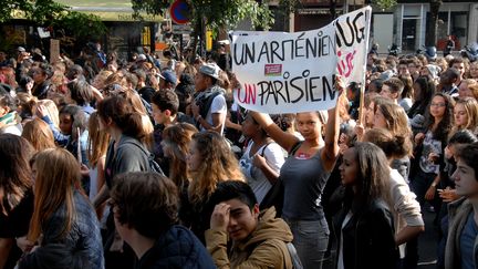 Des lyc&eacute;ens d&eacute;filent &agrave; Paris contre l'expulsion de Leonarda Dibrani et Khatchik Khachatryan, &agrave; Paris, le 17 octobre 2013. (PATRICE PIERROT / CITIZENSIDE.COM / AFP)